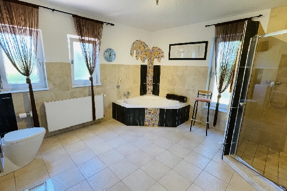 Villa in Tormos zu verkaufen, Woongedeelte 300 m², Bouwjaar 2007, Zustand gepflegt, + Zentralheizung, Klimaanlage, Grondstuk 13000 m², 4 Slaapkamers, 4 Badkamers, Pool, ref.: JS-0724-12