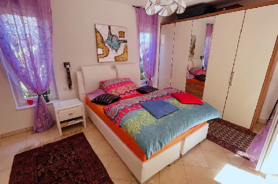 Villa in Tormos zu verkaufen, Woongedeelte 300 m², Bouwjaar 2007, Zustand gepflegt, + Zentralheizung, Klimaanlage, Grondstuk 13000 m², 4 Slaapkamers, 4 Badkamers, Pool, ref.: JS-0724-13