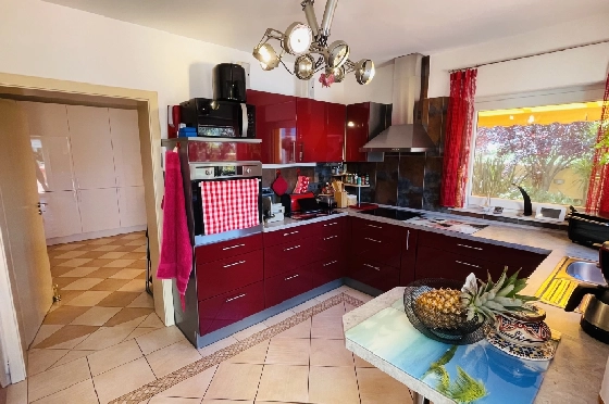 Villa in Tormos zu verkaufen, Woongedeelte 300 m², Bouwjaar 2007, Zustand gepflegt, + Zentralheizung, Klimaanlage, Grondstuk 13000 m², 4 Slaapkamers, 4 Badkamers, Pool, ref.: JS-0724-18