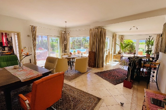 Villa in Tormos zu verkaufen, Woongedeelte 300 m², Bouwjaar 2007, Zustand gepflegt, + Zentralheizung, Klimaanlage, Grondstuk 13000 m², 4 Slaapkamers, 4 Badkamers, Pool, ref.: JS-0724-4