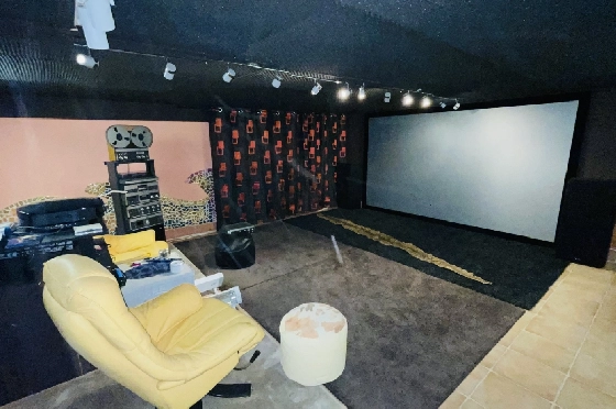 Villa in Tormos zu verkaufen, Woongedeelte 300 m², Bouwjaar 2007, Zustand gepflegt, + Zentralheizung, Klimaanlage, Grondstuk 13000 m², 4 Slaapkamers, 4 Badkamers, Pool, ref.: JS-0724-41