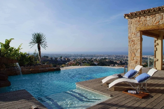 Villa in Denia zu verkaufen, Woongedeelte 240 m², Bouwjaar 2010, Zustand neuwertig, + Zentralheizung, Klimaanlage, Grondstuk 1000 m², 6 Slaapkamers, 3 Badkamers, Pool, ref.: SC-L0920-1