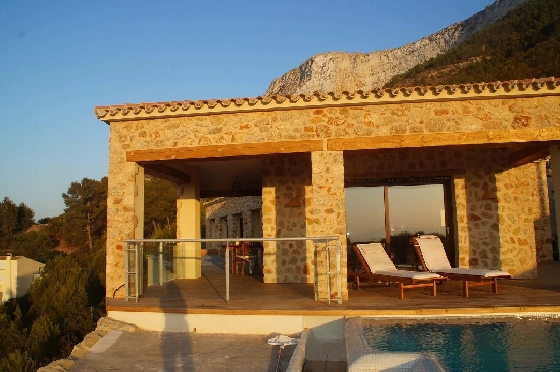 Villa in Denia zu verkaufen, Woongedeelte 240 m², Bouwjaar 2010, Zustand neuwertig, + Zentralheizung, Klimaanlage, Grondstuk 1000 m², 6 Slaapkamers, 3 Badkamers, Pool, ref.: SC-L0920-12