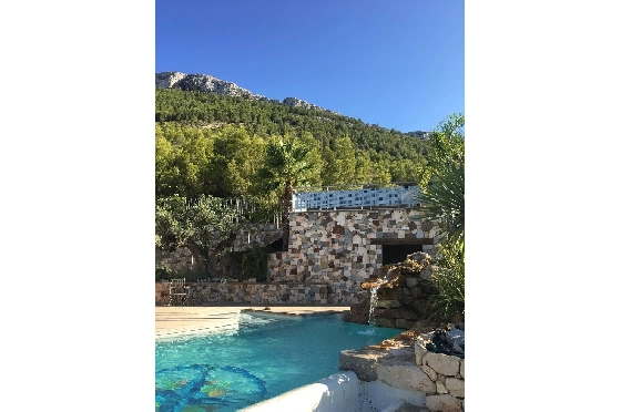 Villa in Denia zu verkaufen, Woongedeelte 240 m², Bouwjaar 2010, Zustand neuwertig, + Zentralheizung, Klimaanlage, Grondstuk 1000 m², 6 Slaapkamers, 3 Badkamers, Pool, ref.: SC-L0920-13