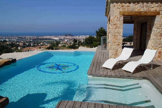 Villa in Denia zu verkaufen, Woongedeelte 240 m², Bouwjaar 2010, Zustand neuwertig, + Zentralheizung, Klimaanlage, Grondstuk 1000 m², 6 Slaapkamers, 3 Badkamers, Pool, ref.: SC-L0920-17