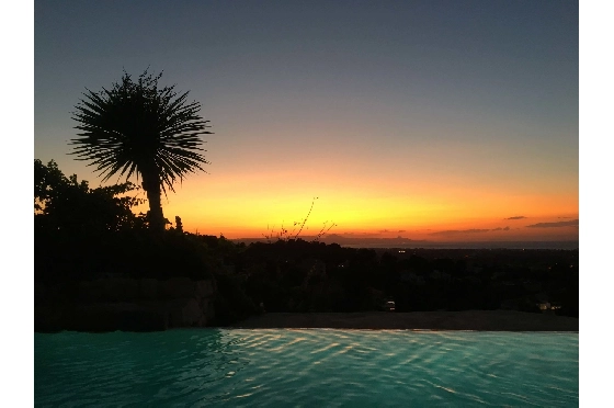 Villa in Denia zu verkaufen, Woongedeelte 240 m², Bouwjaar 2010, Zustand neuwertig, + Zentralheizung, Klimaanlage, Grondstuk 1000 m², 6 Slaapkamers, 3 Badkamers, Pool, ref.: SC-L0920-20