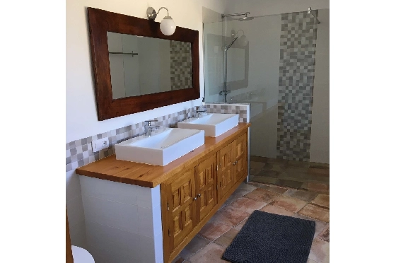 Villa in Denia zu verkaufen, Woongedeelte 240 m², Bouwjaar 2010, Zustand neuwertig, + Zentralheizung, Klimaanlage, Grondstuk 1000 m², 6 Slaapkamers, 3 Badkamers, Pool, ref.: SC-L0920-22