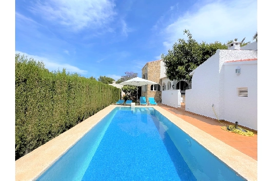 Villa in Denia zur Ferienvermietung, Woongedeelte 117 m², Bouwjaar 1974, Zustand gepflegt, + Zentralheizung, Klimaanlage, Grondstuk 680 m², 3 Slaapkamers, 2 Badkamers, Pool, ref.: T-0615-2