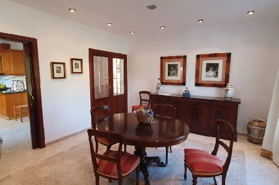 Herrenhaus in Oliva zu verkaufen, Woongedeelte 210 m², Bouwjaar 1995, Zustand gepflegt, + Ofen, Grondstuk 849 m², 4 Slaapkamers, 3 Badkamers, Pool, ref.: RA-0921-11