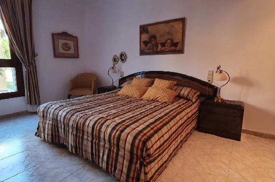 Herrenhaus in Oliva zu verkaufen, Woongedeelte 210 m², Bouwjaar 1995, Zustand gepflegt, + Ofen, Grondstuk 849 m², 4 Slaapkamers, 3 Badkamers, Pool, ref.: RA-0921-13
