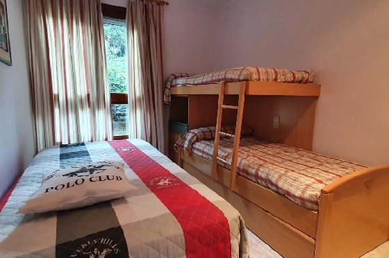 Herrenhaus in Oliva zu verkaufen, Woongedeelte 210 m², Bouwjaar 1995, Zustand gepflegt, + Ofen, Grondstuk 849 m², 4 Slaapkamers, 3 Badkamers, Pool, ref.: RA-0921-17