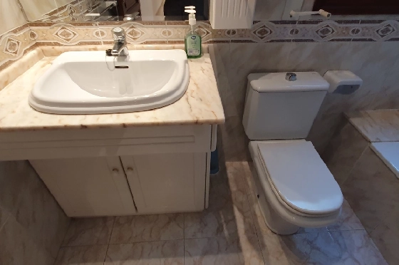 Herrenhaus in Oliva zu verkaufen, Woongedeelte 210 m², Bouwjaar 1995, Zustand gepflegt, + Ofen, Grondstuk 849 m², 4 Slaapkamers, 3 Badkamers, Pool, ref.: RA-0921-18
