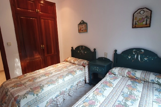Herrenhaus in Oliva zu verkaufen, Woongedeelte 210 m², Bouwjaar 1995, Zustand gepflegt, + Ofen, Grondstuk 849 m², 4 Slaapkamers, 3 Badkamers, Pool, ref.: RA-0921-19
