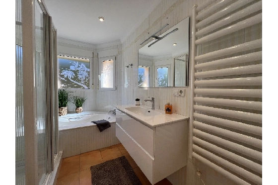 Villa in Denia zur Ferienvermietung, Woongedeelte 133 m², Bouwjaar 1999, Zustand gepflegt, + Fussbodenheizung, Klimaanlage, Grondstuk 585 m², 3 Slaapkamers, 3 Badkamers, Pool, ref.: T-1023-9
