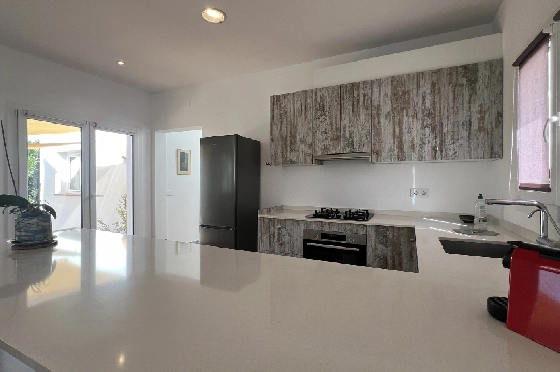 Villa in Pedreguer zu verkaufen, Woongedeelte 137 m², Bouwjaar 2015, Zustand gepflegt, + Ofen, Klimaanlage, Grondstuk 403 m², 2 Slaapkamers, 2 Badkamers, Pool, ref.: RG-0124-9