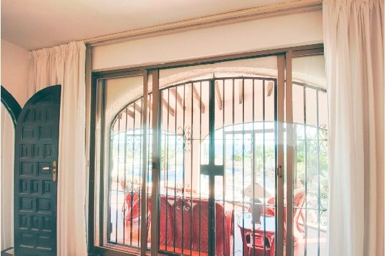 Villa in Moraira zu verkaufen, Woongedeelte 300 m², Bouwjaar 1984, Klimaanlage, Grondstuk 1615 m², 3 Slaapkamers, 2 Badkamers, Pool, ref.: AM-12279DA-50