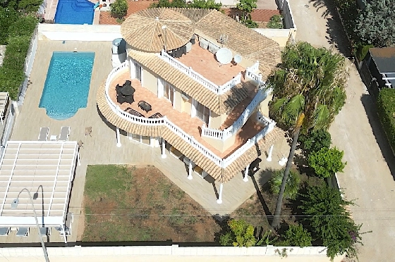Villa in Els Poblets(Ptda. Revoltes) zu verkaufen, Woongedeelte 234 m², Bouwjaar 2004, Zustand gepflegt, + Zentralheizung, Klimaanlage, Grondstuk 614 m², 4 Slaapkamers, 3 Badkamers, Pool, ref.: AS-1425-51
