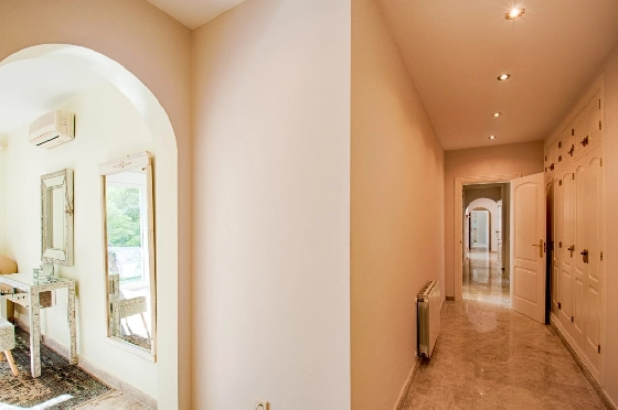 Villa in Moraira zu verkaufen, Woongedeelte 466 m², Bouwjaar 2005, Klimaanlage, Grondstuk 2040 m², 5 Slaapkamers, 5 Badkamers, Pool, ref.: AM-12515DR-49