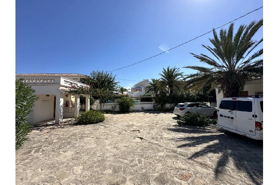 Villa in Denia zu verkaufen, Woongedeelte 220 m², Bouwjaar 1983, Klimaanlage, Grondstuk 2233 m², 6 Slaapkamers, 2 Badkamers, Pool, ref.: O-V95814-35
