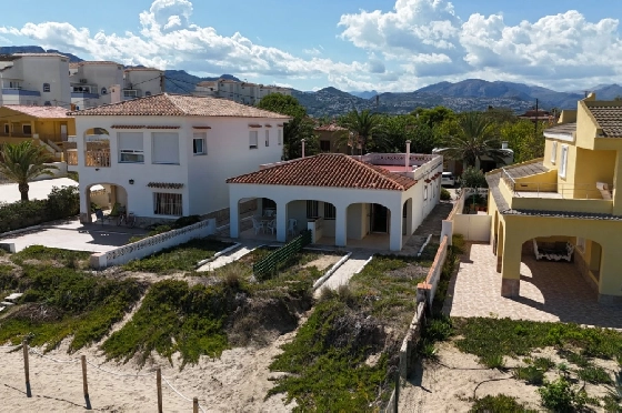 Villa in Denia zu verkaufen, Woongedeelte 220 m², Bouwjaar 1983, Klimaanlage, Grondstuk 2233 m², 6 Slaapkamers, 2 Badkamers, Pool, ref.: O-V95814-40