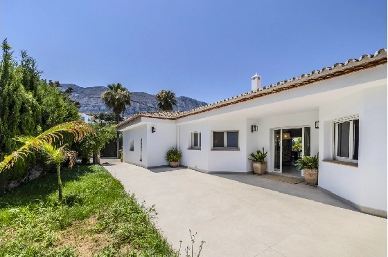 Villa in Denia zu verkaufen, Woongedeelte 324 m², Bouwjaar 1993, Zustand modernisiert, + Fussbodenheizung, Klimaanlage, Grondstuk 1888 m², 4 Slaapkamers, 2 Badkamers, Pool, ref.: BC-7771-26