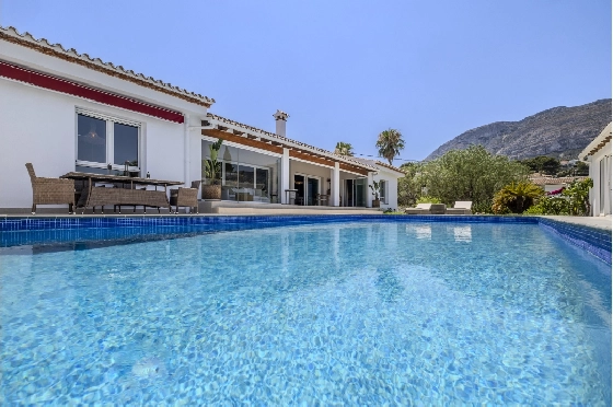 Villa in Denia zu verkaufen, Woongedeelte 324 m², Bouwjaar 1993, Zustand modernisiert, + Fussbodenheizung, Klimaanlage, Grondstuk 1888 m², 4 Slaapkamers, 2 Badkamers, Pool, ref.: BC-7771-5