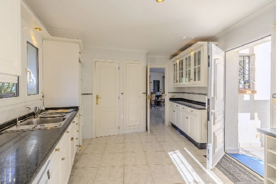 Villa in Denia zu verkaufen, Woongedeelte 267 m², Bouwjaar 1993, Zustand gepflegt, + Zentralheizung, Grondstuk 1085 m², 4 Slaapkamers, 3 Badkamers, Pool, ref.: BC-7785-31