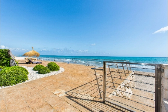 Villa in Denia zu verkaufen, Woongedeelte 266 m², Klimaanlage, Grondstuk 1254 m², 5 Slaapkamers, 3 Badkamers, Pool, ref.: VI-CHA2550-15
