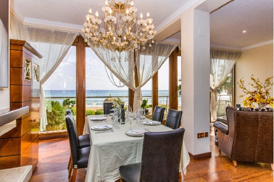 Villa in Denia zu verkaufen, Woongedeelte 266 m², Klimaanlage, Grondstuk 1254 m², 5 Slaapkamers, 3 Badkamers, Pool, ref.: VI-CHA2550-23
