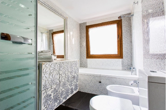 Villa in Denia zu verkaufen, Woongedeelte 266 m², Klimaanlage, Grondstuk 1254 m², 5 Slaapkamers, 3 Badkamers, Pool, ref.: VI-CHA2550-38