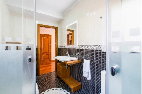 Villa in Denia zu verkaufen, Woongedeelte 266 m², Klimaanlage, Grondstuk 1254 m², 5 Slaapkamers, 3 Badkamers, Pool, ref.: VI-CHA2550-40