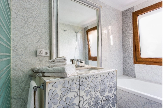 Villa in Denia zu verkaufen, Woongedeelte 266 m², Klimaanlage, Grondstuk 1254 m², 5 Slaapkamers, 3 Badkamers, Pool, ref.: VI-CHA2550-41