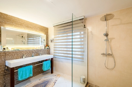 Villa in Moraira zu verkaufen, Woongedeelte 270 m², Klimaanlage, Grondstuk 897 m², 3 Slaapkamers, 3 Badkamers, Pool, ref.: AM-12629DR-18