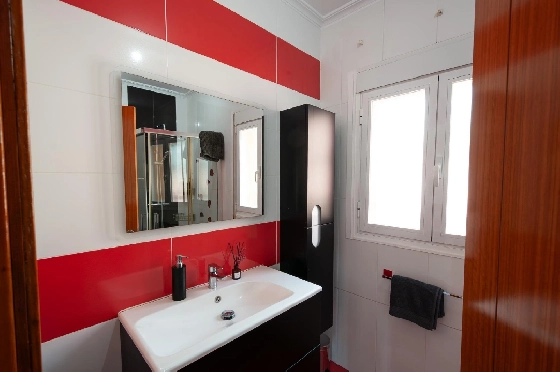 Villa in Orba(Comunidad valenciana) zu verkaufen, Woongedeelte 225 m², Klimaanlage, Grondstuk 637 m², 5 Slaapkamers, 2 Badkamers, Pool, ref.: COB-3568-10535-7