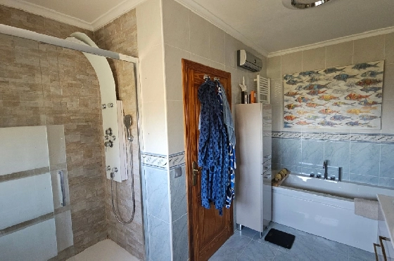 Villa in Pego zu verkaufen, Woongedeelte 312 m², Bouwjaar 2005, Klimaanlage, Grondstuk 1027 m², 5 Slaapkamers, 5 Badkamers, Pool, ref.: O-V98114-32